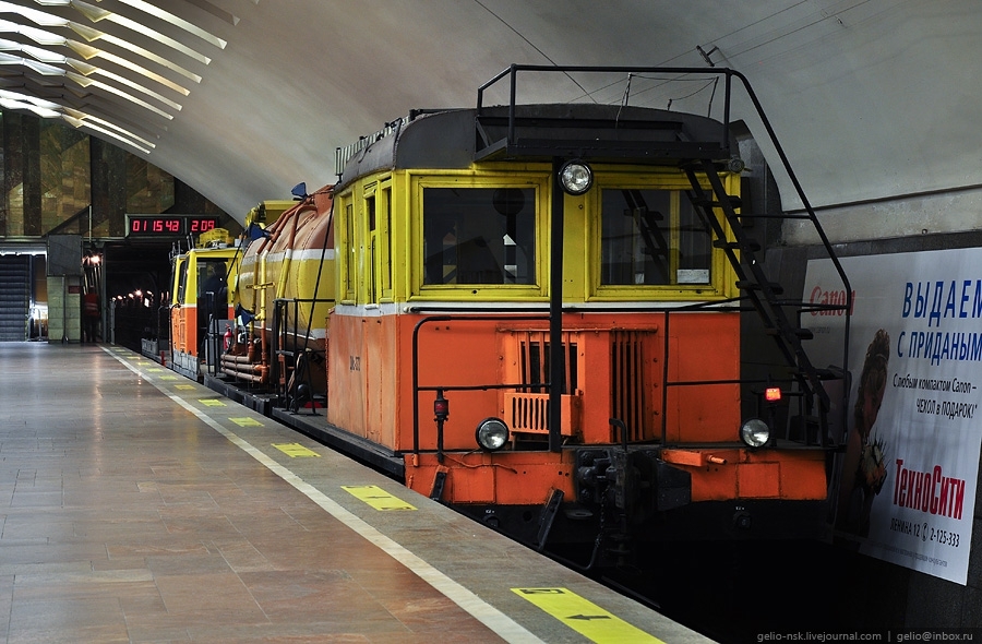  Поливомоечный поезд Новосибирского метро