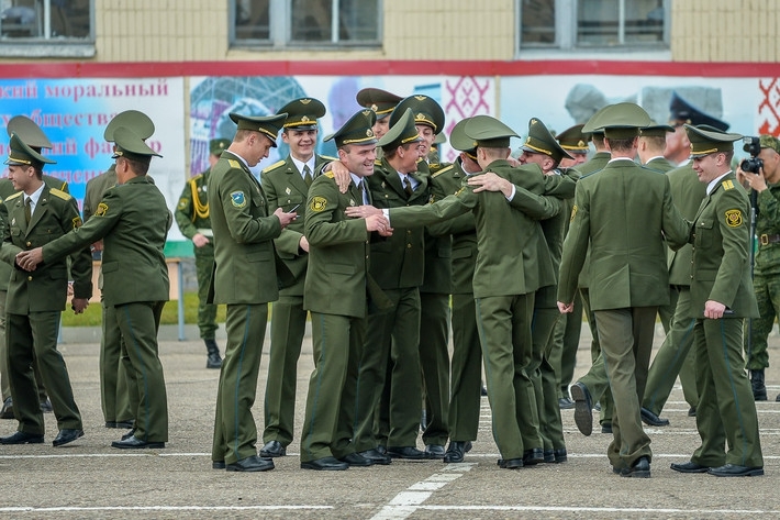 Выпускники Военной академии получили офицерские погоны
