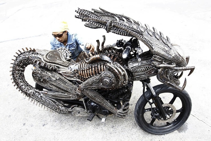 Мотоцикл-инопланетянин из старых запчастей