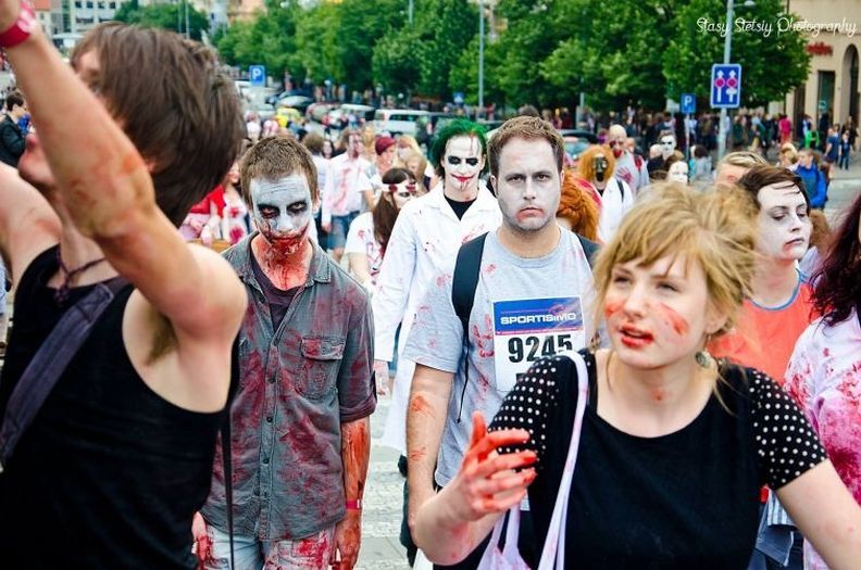 Жуткие костюмы участников парада зомби в Праге