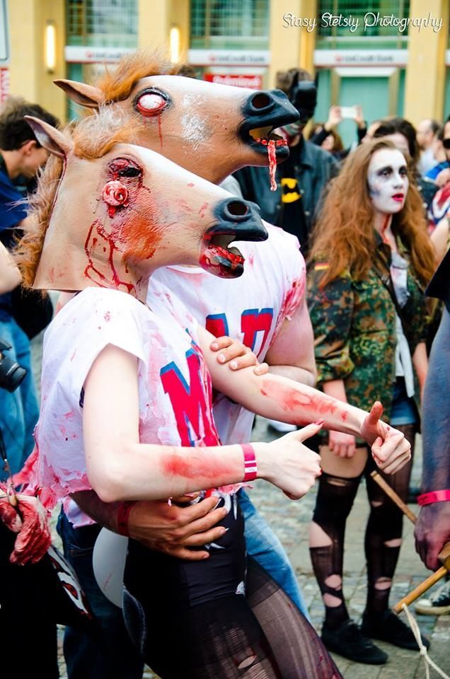 Жуткие костюмы участников парада зомби в Праге