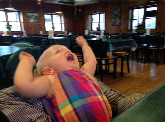 Реакция малыша на первый в его жизни кекс