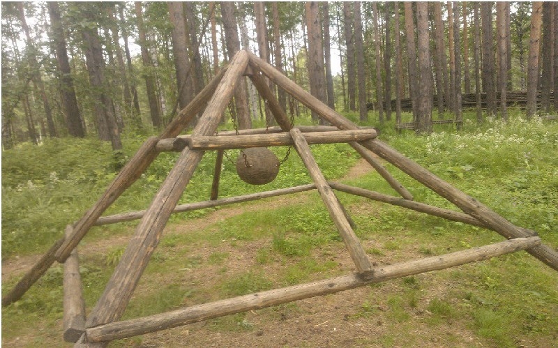 Пирамида с деревянным шаром