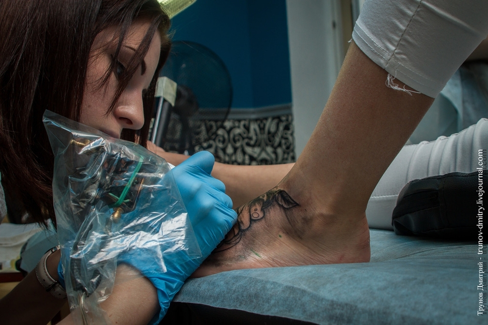 Как делается татуировка - специально для девушек