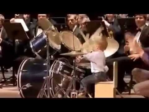 3-летний парнишка играет на барабанах с оркестром 