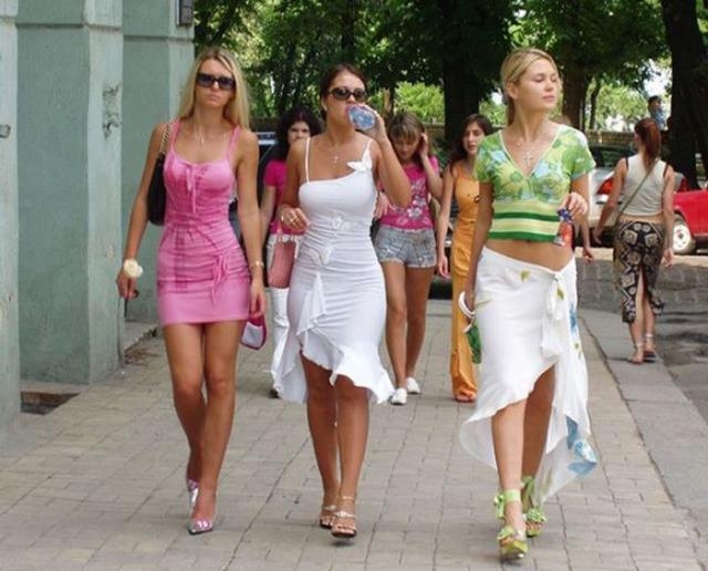 Девушки на улицах
