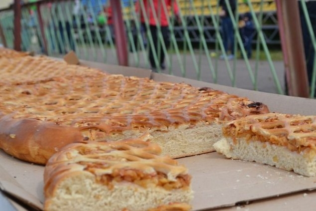 В Твери повара увлеклись и в День города испекли пирог длиной в 81 мет