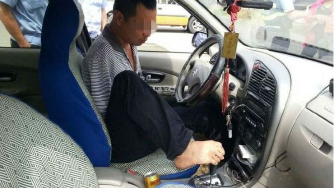 Китайский водитель без рук