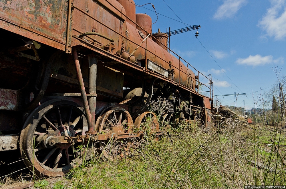 Полузаброшенное железнодорожное депо в Сухуми. Фоторепортаж