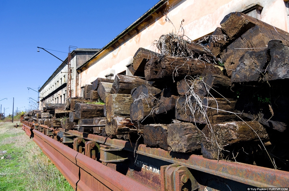 Полузаброшенное железнодорожное депо в Сухуми. Фоторепортаж