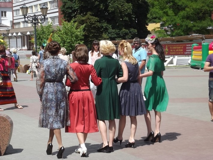 Молодые белоруски вышли на улицы в образе красоток 1940-х годов