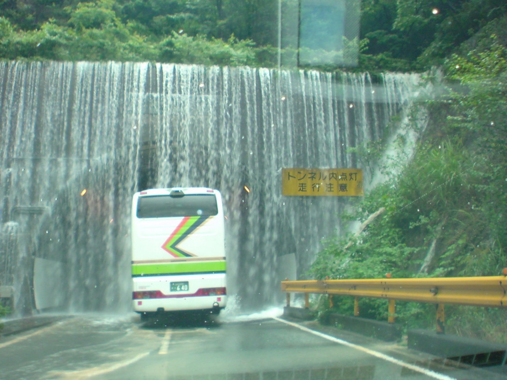 Тоннель под водопадом
