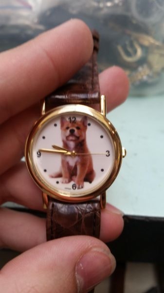 Часы с собакой