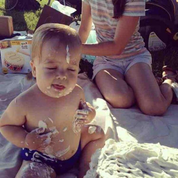 Как же он любит тортики!