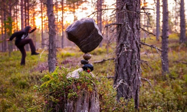 Невероятные балансирующие камни вопреки гравитации