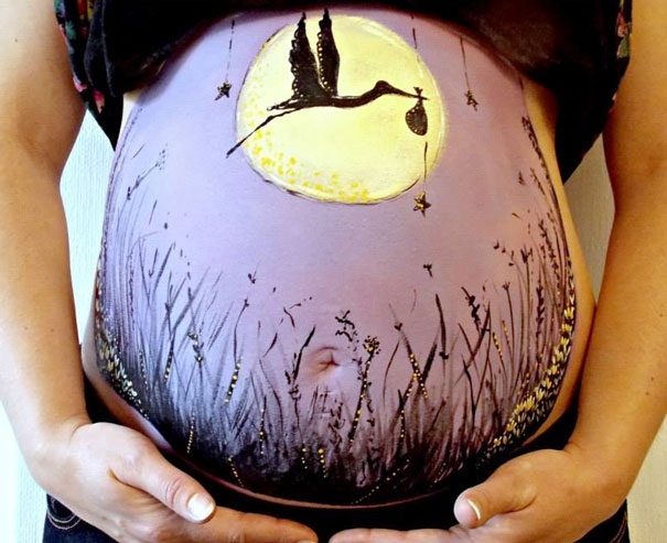 Художница разрисовывает животики беременных