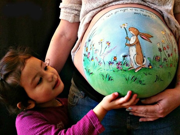Художница разрисовывает животики беременных