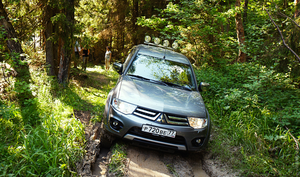 Mitsubishi L200: Ударим пикапом по бездорожью