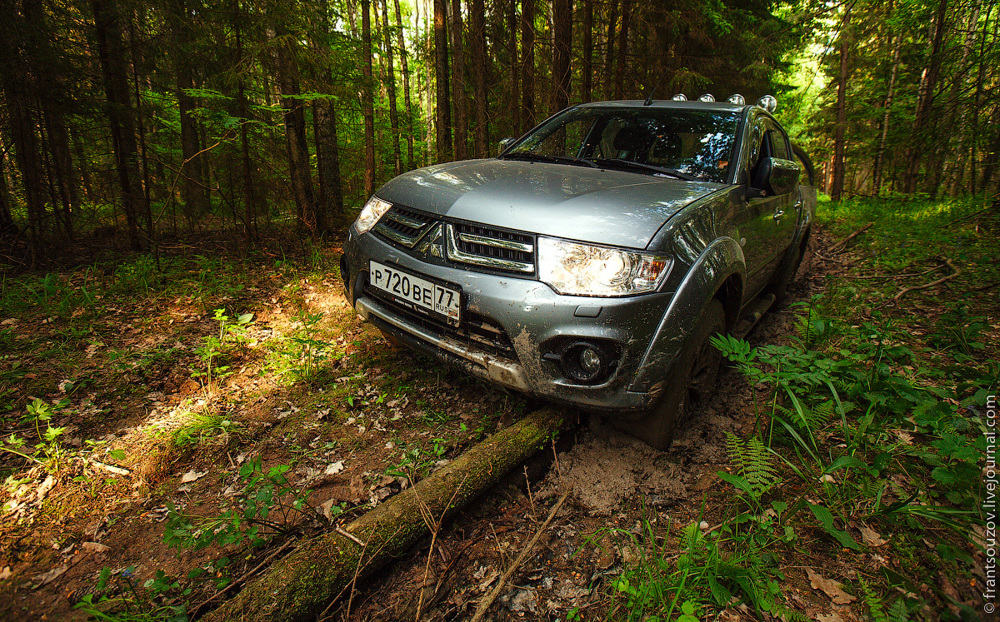 Mitsubishi L200: Ударим пикапом по бездорожью