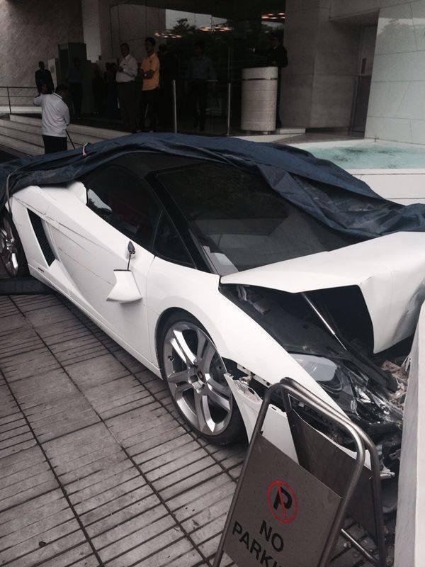 В Индии сотрудник отеля разбил Lamborghini клиента