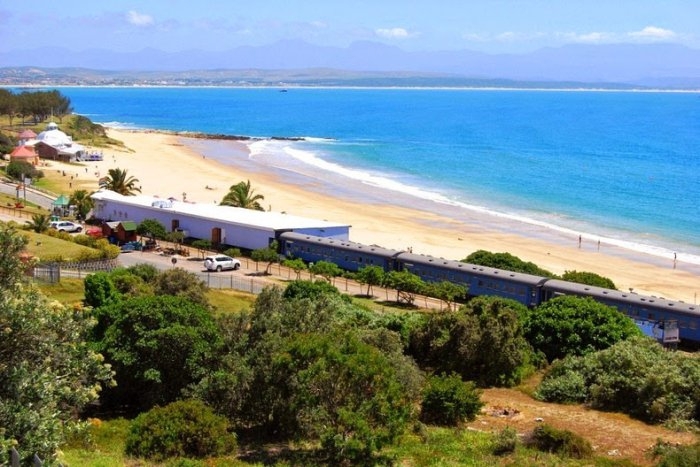 Поезд-хостел на пляже в Южной Африке