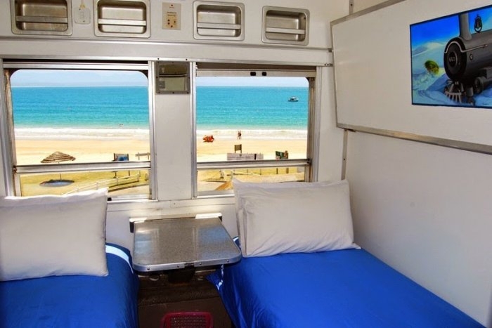 Поезд-хостел на пляже в Южной Африке