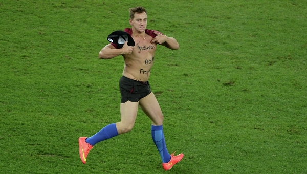 Русский болельщик выбежал на поле в финале чемпионата мира по футболу