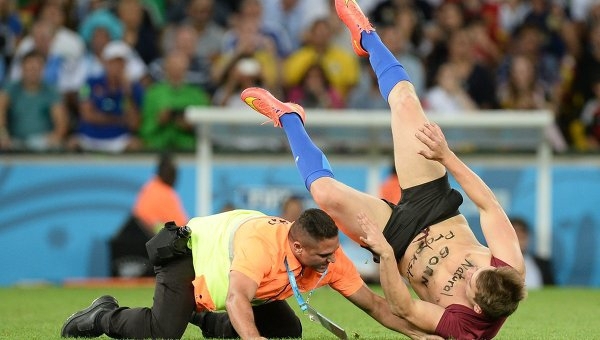 Русский болельщик выбежал на поле в финале чемпионата мира по футболу