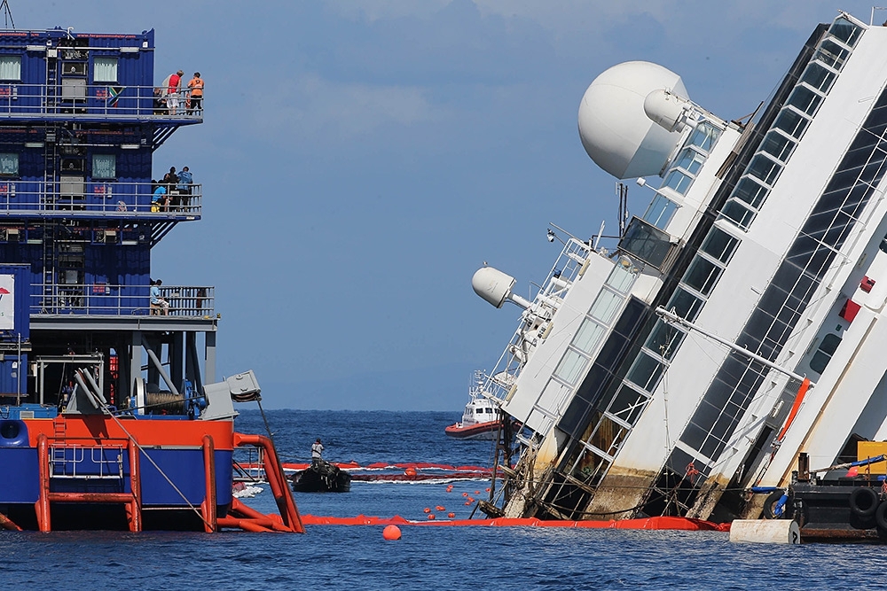 Подъем круизного лайнера Costa Concordia на воду 