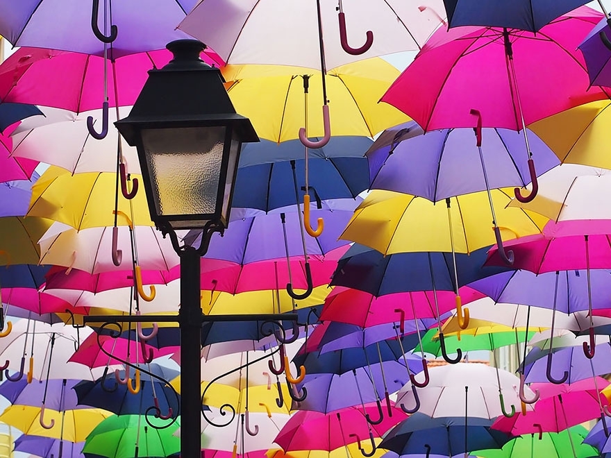 Сотни разноцветных зонтов над улицами Португалии  