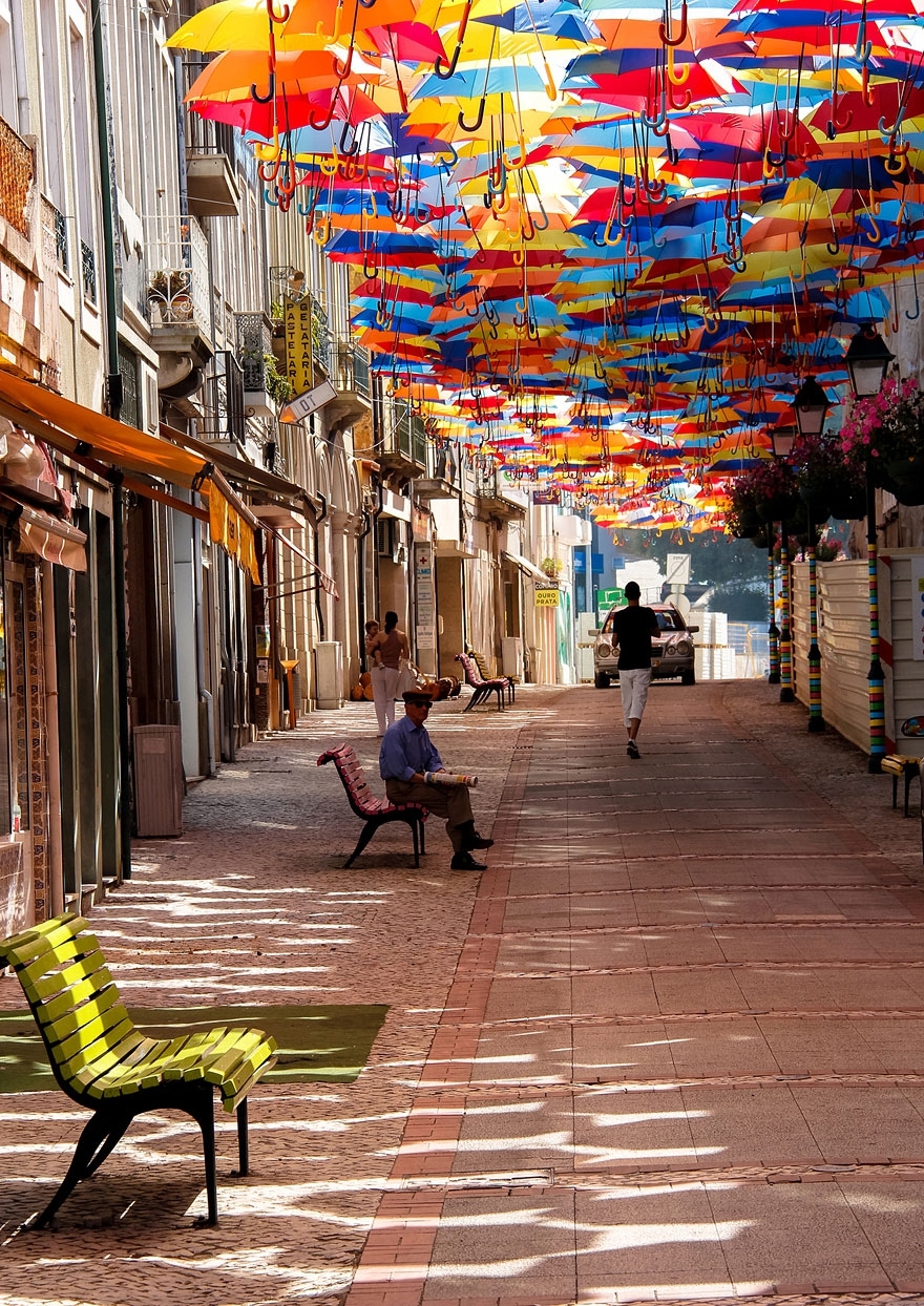 Сотни разноцветных зонтов над улицами Португалии  