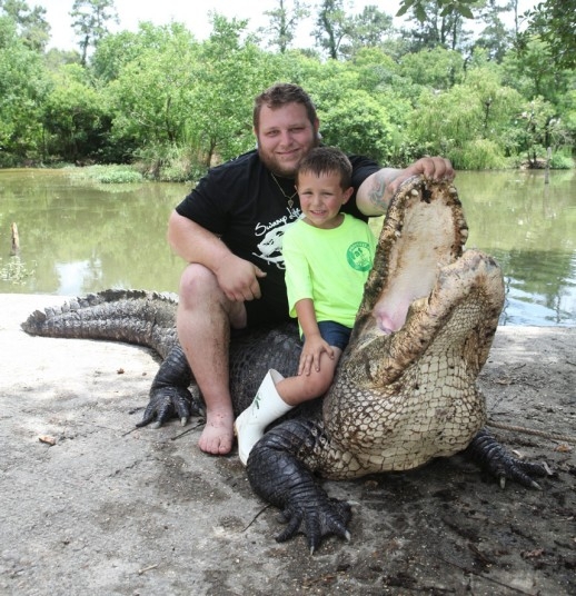Папа учит сына, как правильно обращаться с крокодилами