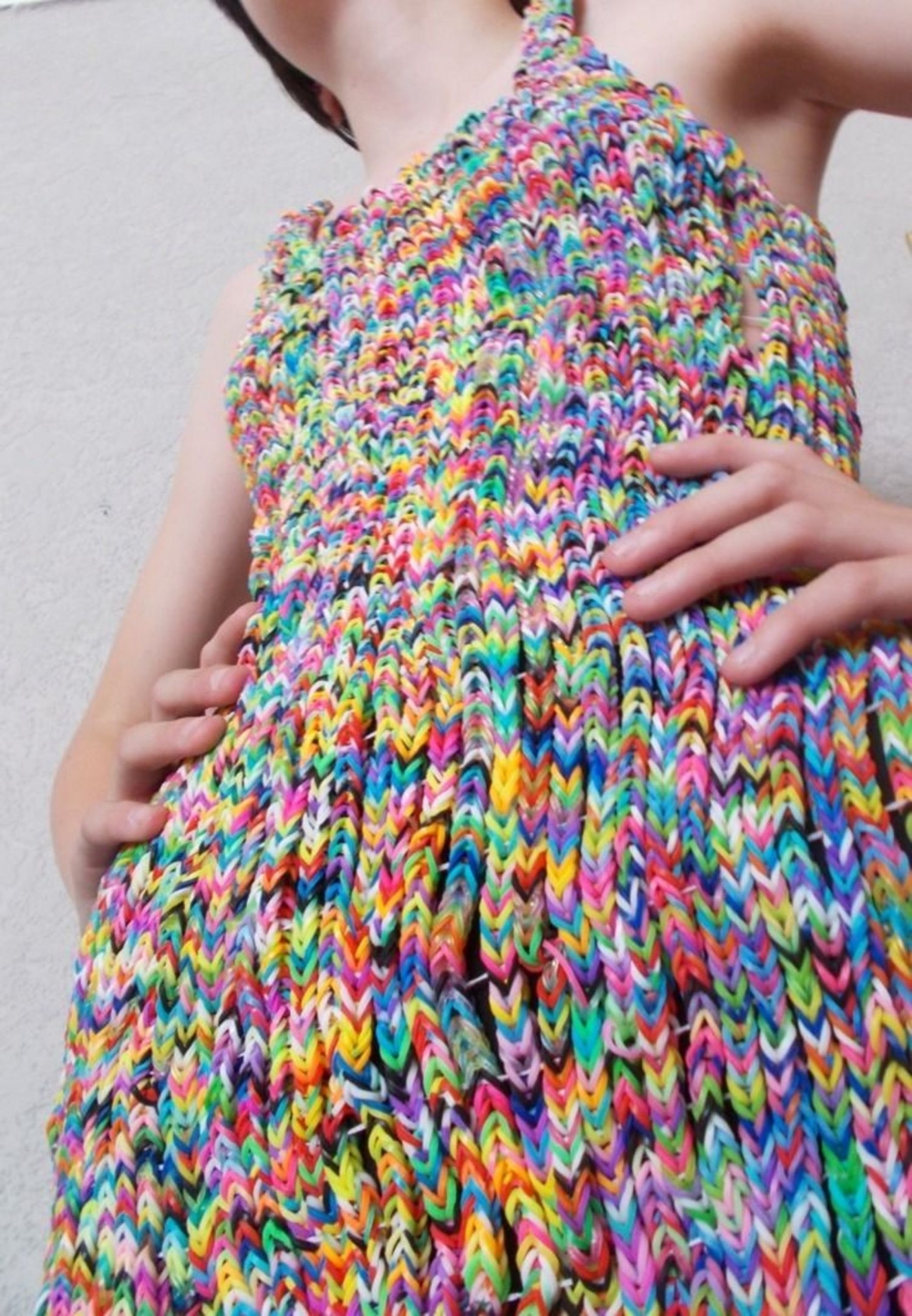Платье из резиновых браслетиков за 170000 фунтов