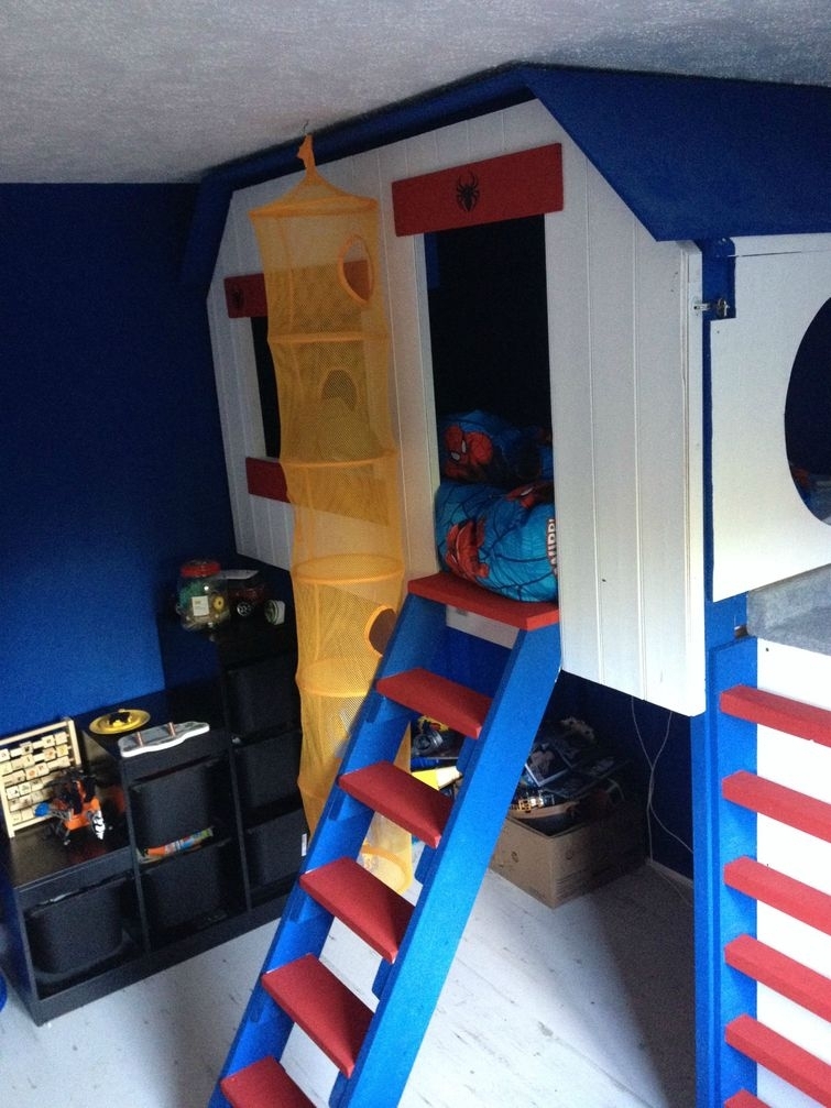 Отец построил сыну супергеройский домик на дереве прямо в его комнате