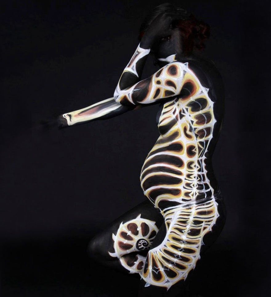 Невероятные картины тела от Гезине Марведель