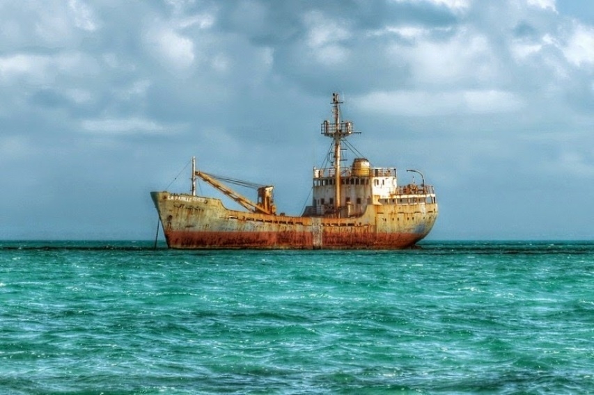 12 знаменитых кораблекрушений, которые можно увидеть без акваланга