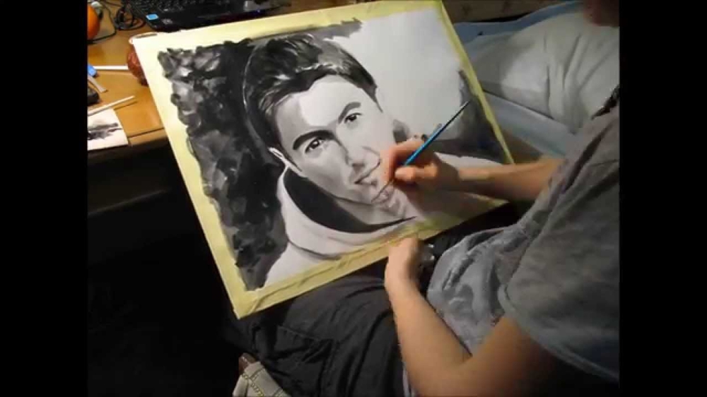 Девушка рисует портрет 