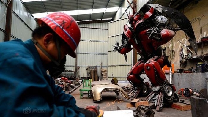 Китаец строит гигантские копии Трансформеров
