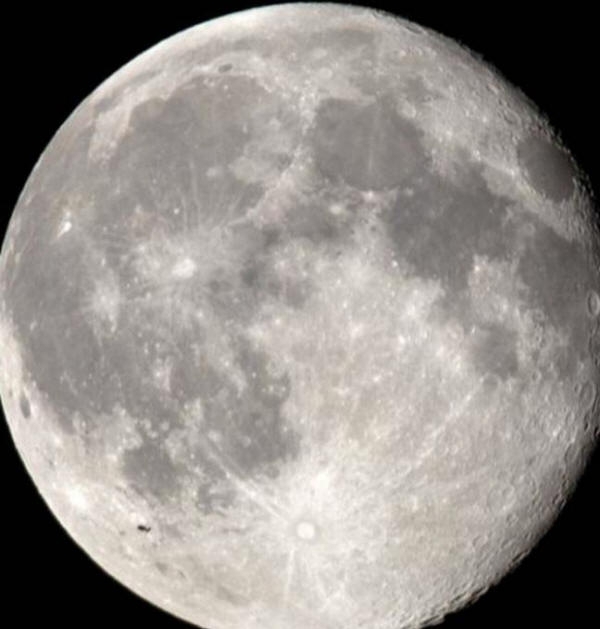 Англичанин заснял НЛО на фоне Луны