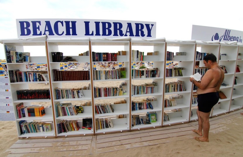 Библиотека на пляже 