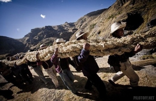Подвесной мост ручной работы в Перу