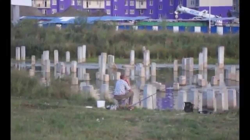 Рыбаки ловят рыбу в котловане  
