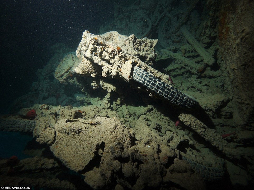 Классические автомобили и мотоциклы на дне моря