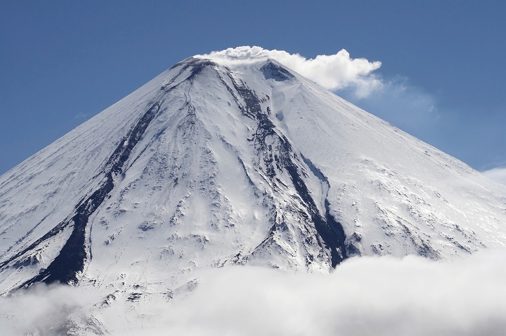 Камчатка, Ключевская сопка, самый известный действующий вулкан в России. Высота 4850 метров.