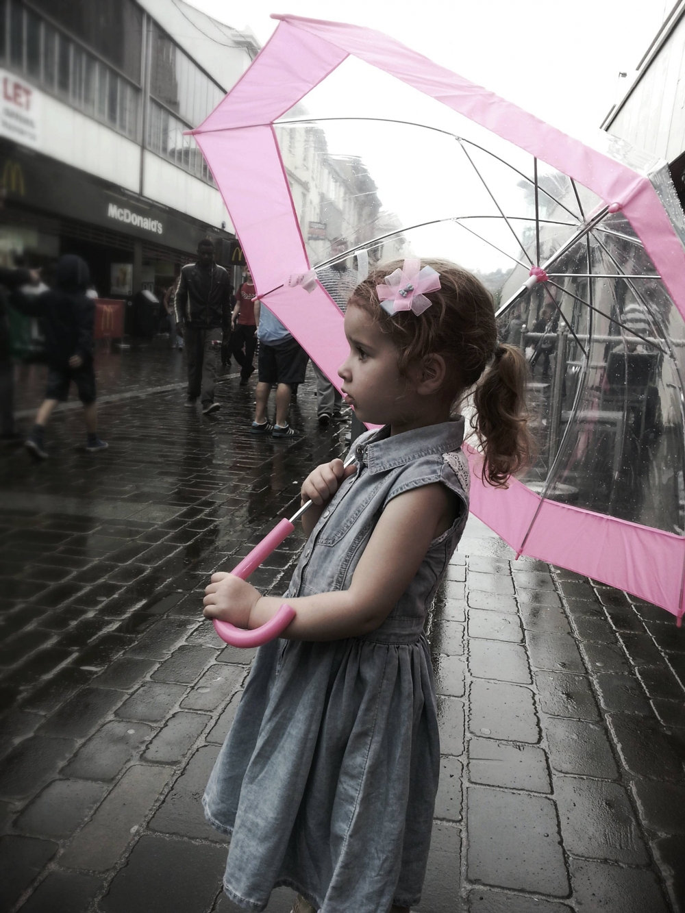 Девочка под зонтом