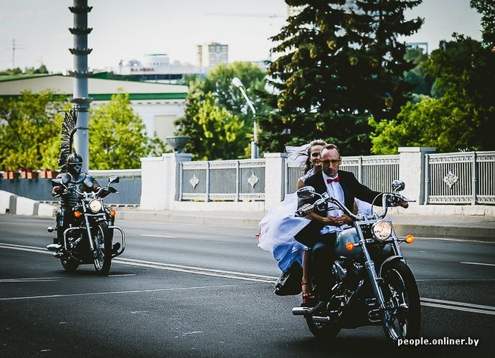 Свадебный кортеж с рыцарем на мотоцикле
