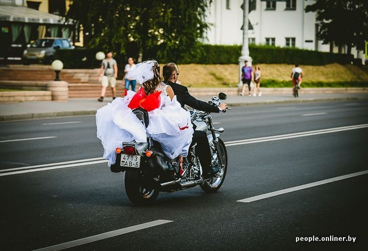 Свадебный кортеж с рыцарем на мотоцикле