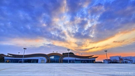Китай. Жуткий аэропорт: взлетная полоса на вершине горы 