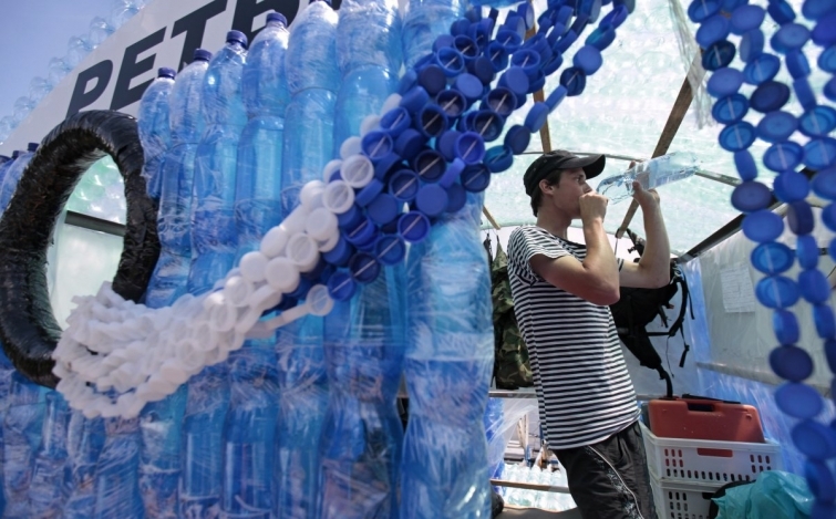 Друзья построили настоящую лодку из 50 тысяч пластиковых бутылок