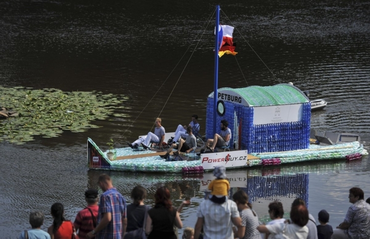 Друзья построили настоящую лодку из 50 тысяч пластиковых бутылок